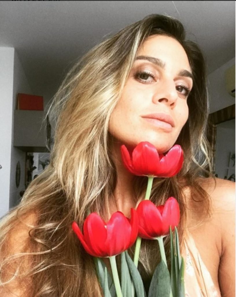 mulher com flores