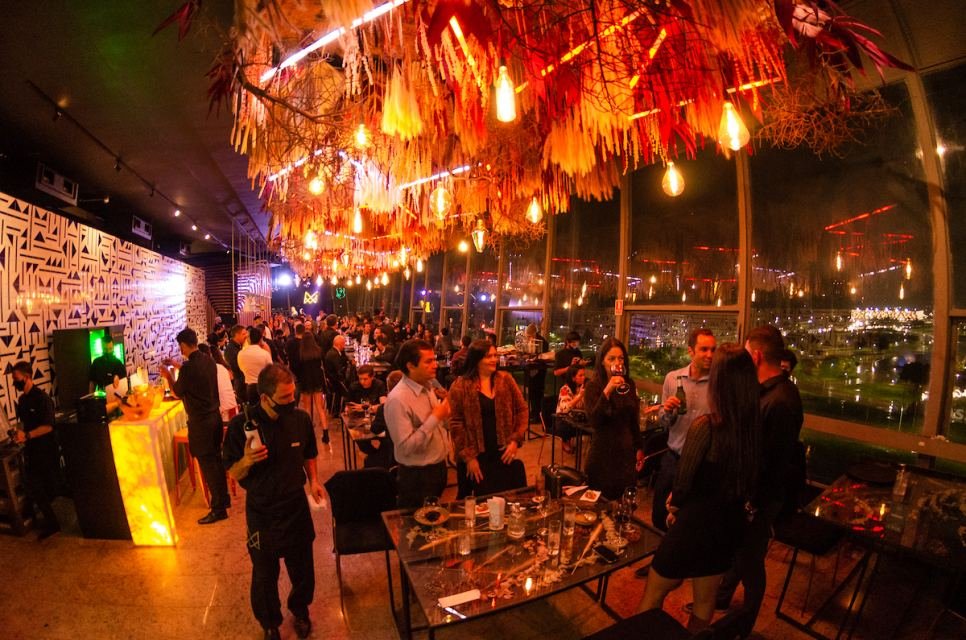 Na imagem, drinques e convidados em um evento do Mezanino, bar e café que fica dentro da Torre de TV