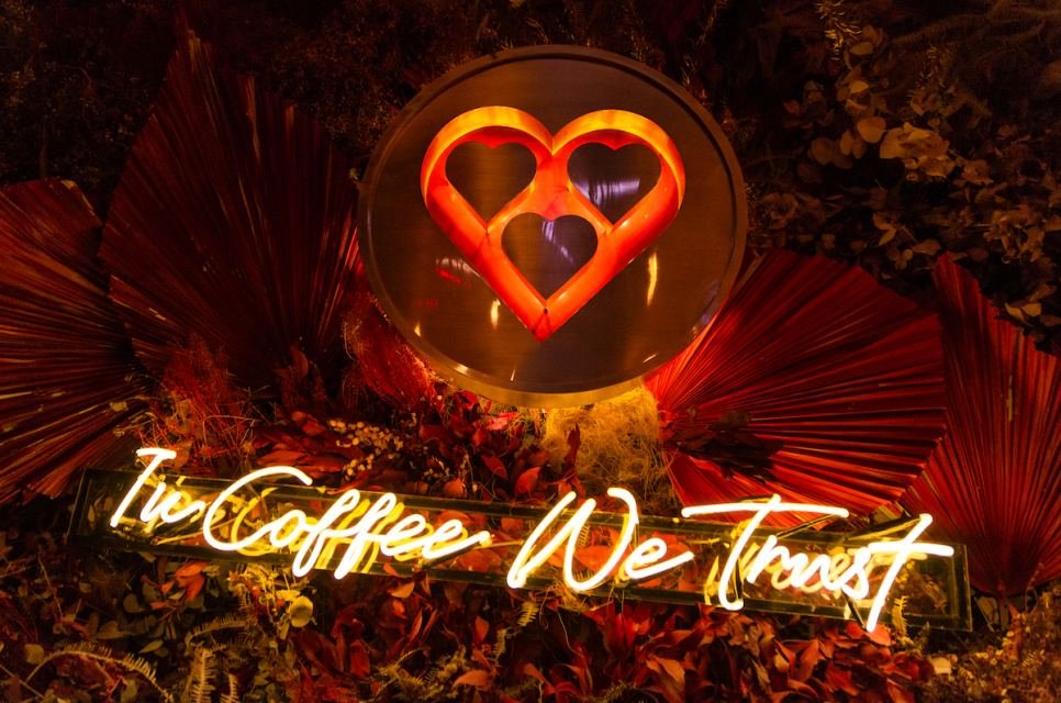 Na imagem, drinques e convidados em um evento do Mezanino, bar e café que fica dentro da Torre de TV