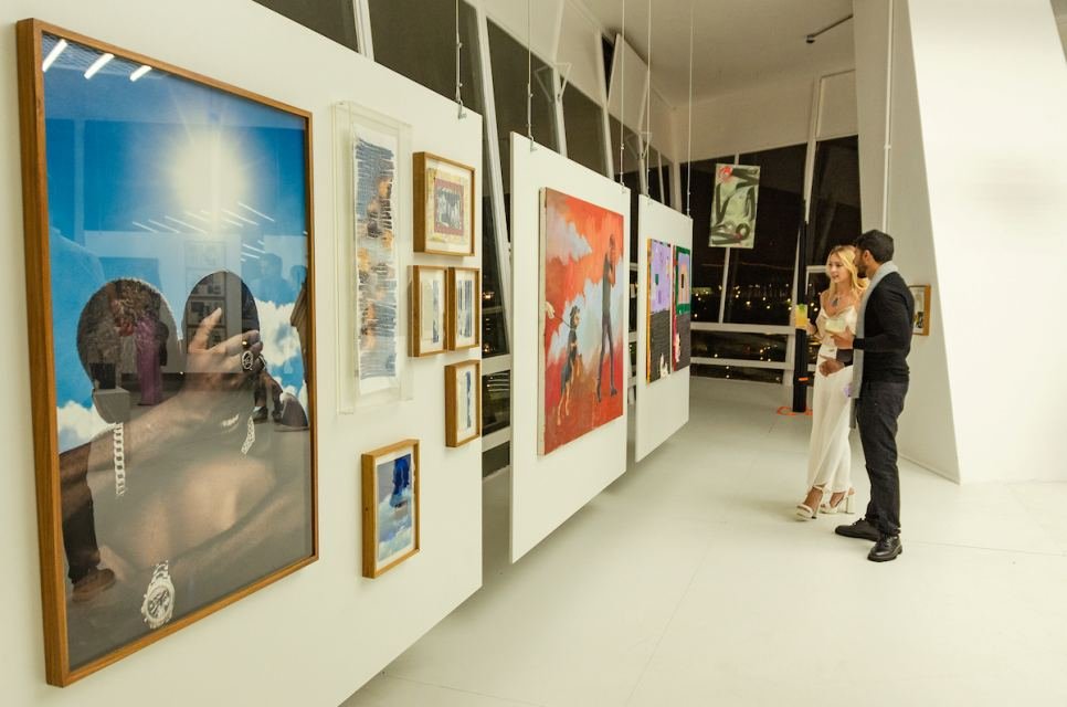 Na imagem, a galeria de arte do Mezanino, bar e café que fica dentro da Torre de TV