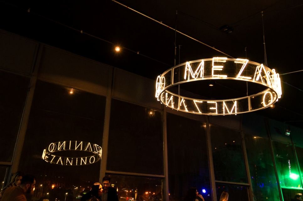 Na imagem, drinques e convidados em um evento do Mezanino, bar e café que fica dentro da Torre de TV
