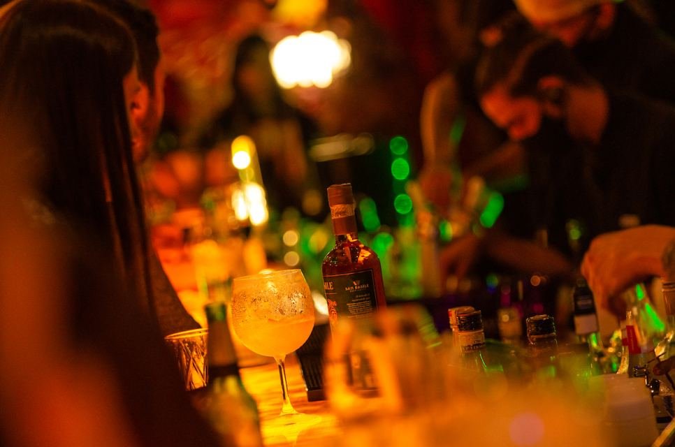 Na imagem, drinques e convidados em um evento do Mezanino, bar e café que fica dentro da Torre de TV