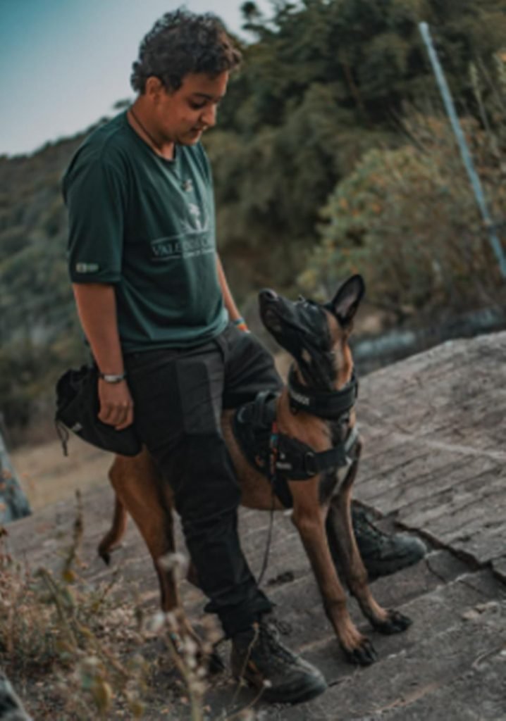 Rapaz autista com cão de serviço