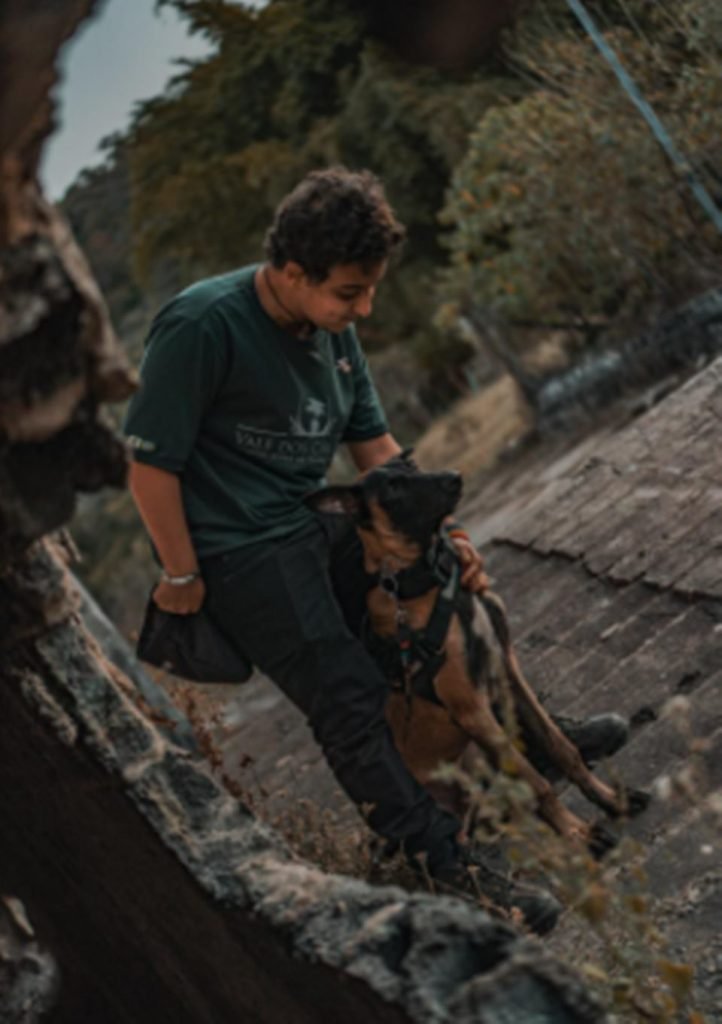 rapaz autista com cão de serviço