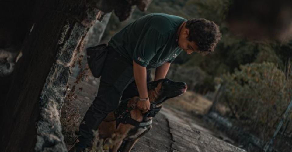 rapaz autista com cão de serviço