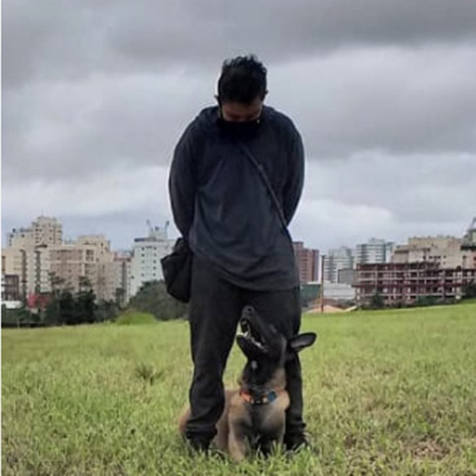 Rapaz autista com cão de serviço