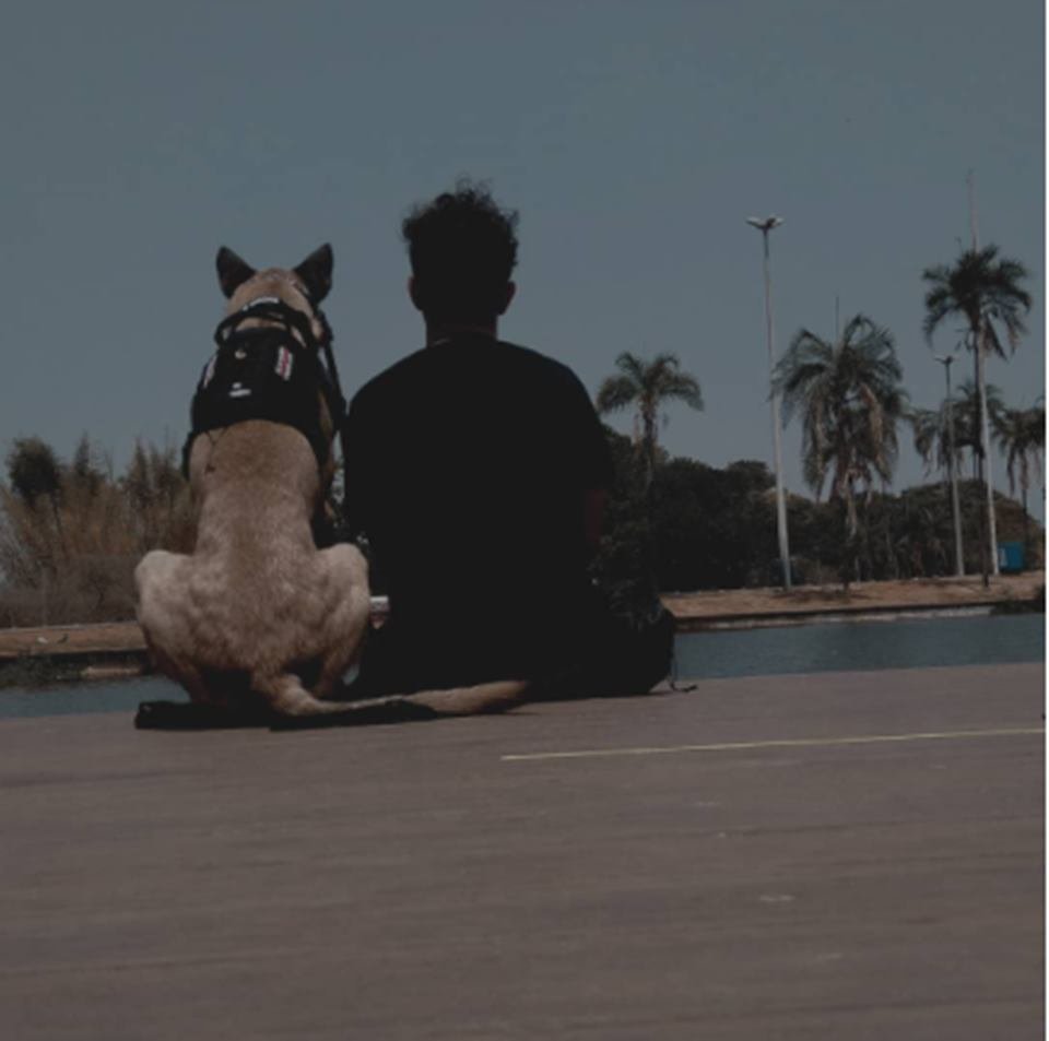 rapaz autista com cão de serviço