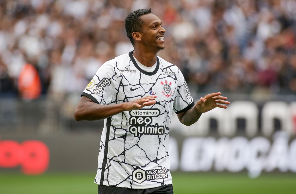 Jô aparece com tranças e coque, treina e reforça o Corinthians contra o  Coritiba, corinthians