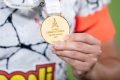 jogadora segura medalha