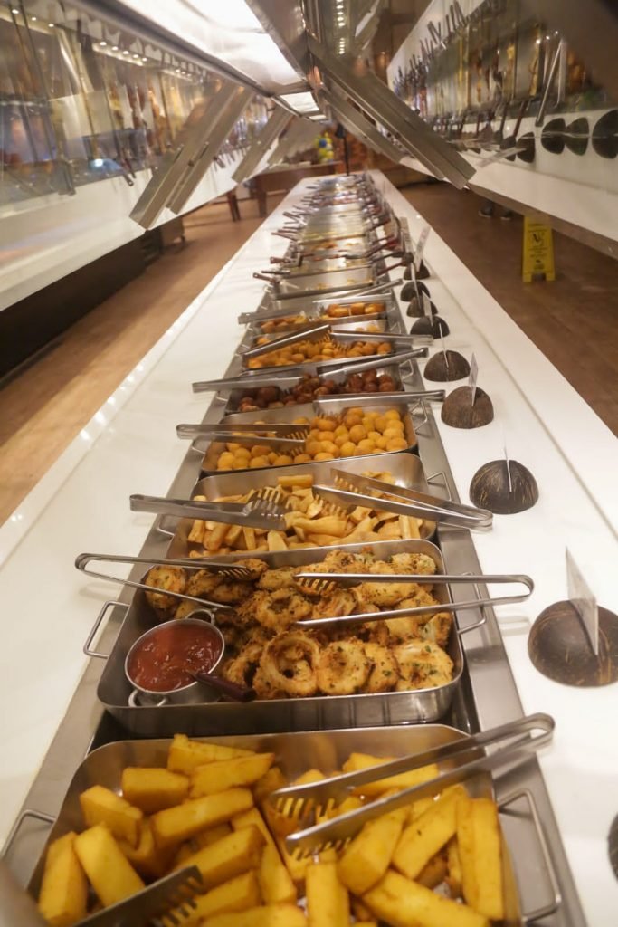 comidas oferecidas no self-service do restaurante nordestino