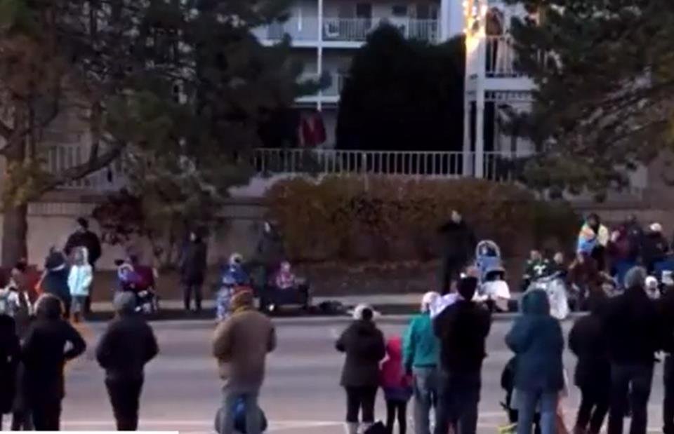 Carro invade desfile de Natal em Wisconsin, nos EUA, e deixa 5 mortos