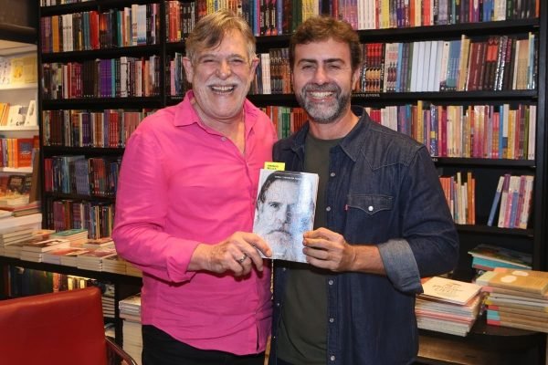 José de Abreu e Marcelo Freixo em lançamento do livro do ator