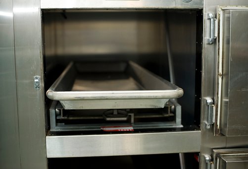 Homem é declarado vivo após ficar 7h em refrigerador de necrotério