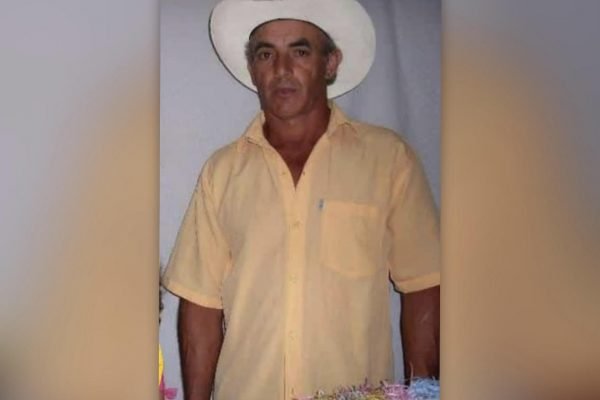 O pescador Joaquim Tomba, de 59 anos, foi atacado por abelhas em Fatura, no interior de SP. Homem branco, de camisa cor salmão e chapéu de vaqueiro branco