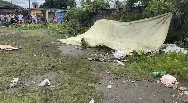 Corpos foram retirados de manguezal no Complexo do Salgueiro, em São Gonçalo, Região Metropolitana do Rio