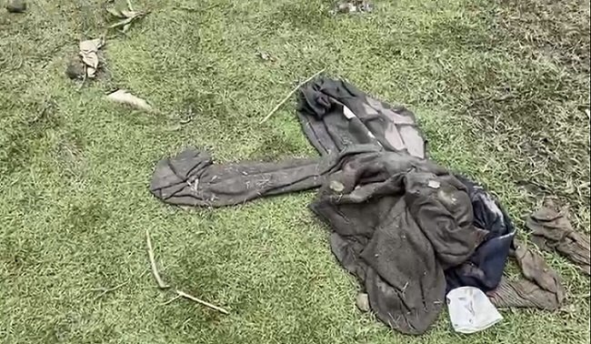 Roupa que foi deixada próximo ao manguezal onde corpos foram encontrados no Complexo do Salgueiro