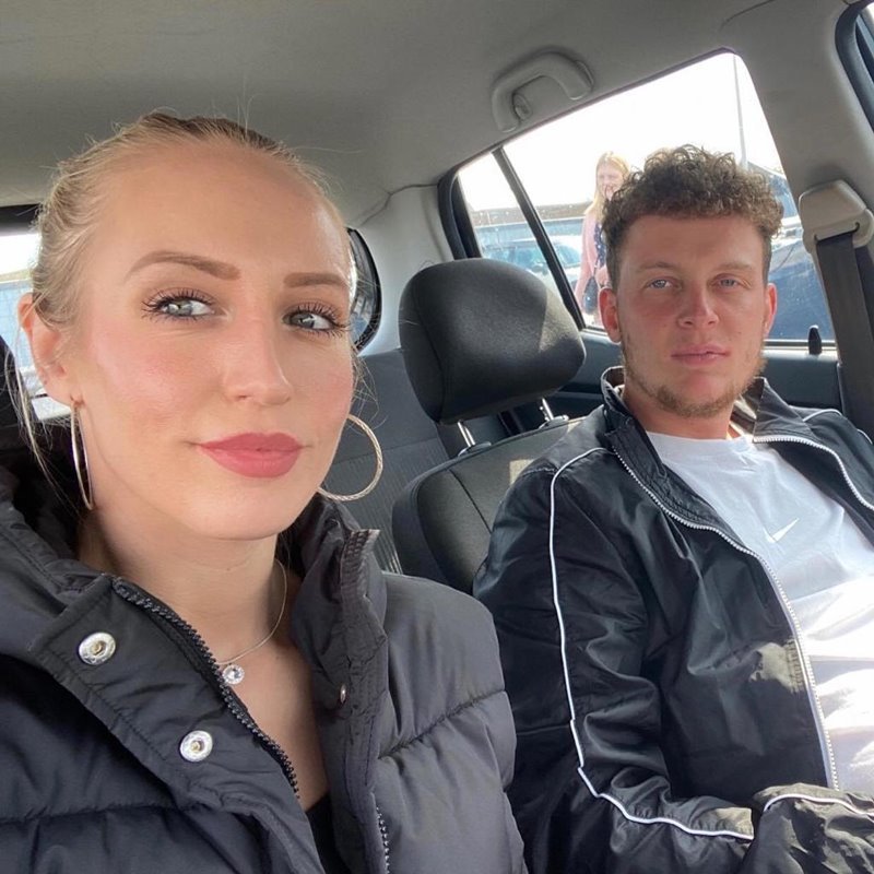 Casal de namorados dentro de carro