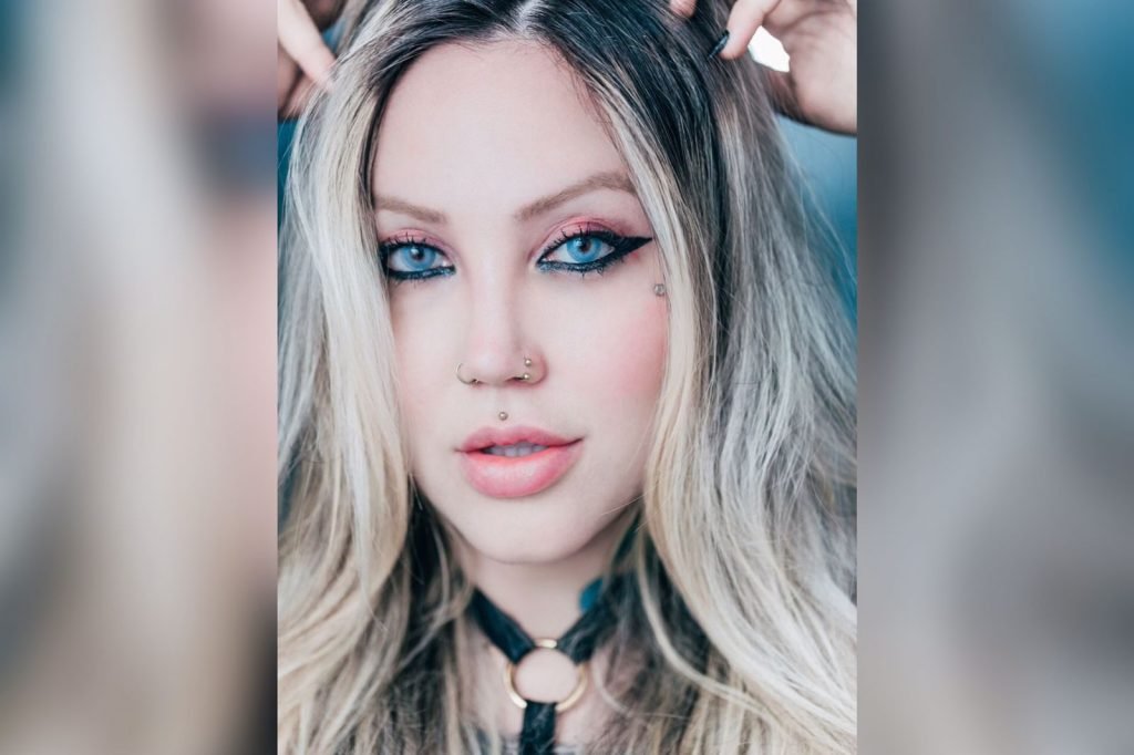 Mulher loira, de olhos azuis, pele clara
