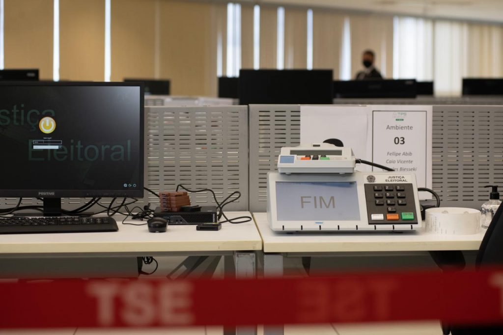 TSE abre teste de urnas para hackers