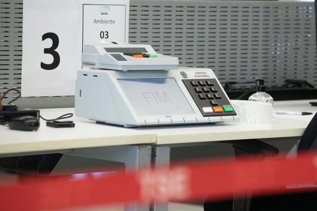 TSE abre teste de urnas para hackers. Ao todo, 26 investigadores se reunirão no TSE para aplicar 29 planos de ataque às urnas que serão usados nas Eleições Gerais de 2022.