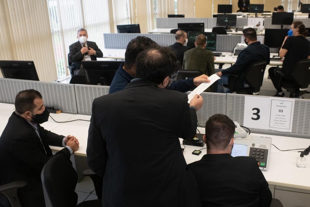 TSE abre teste de urnas para hackers. Ao todo, 26 investigadores se reunirão no TSE para aplicar 29 planos de ataque às urnas que serão usados nas Eleições Gerais de 2022.