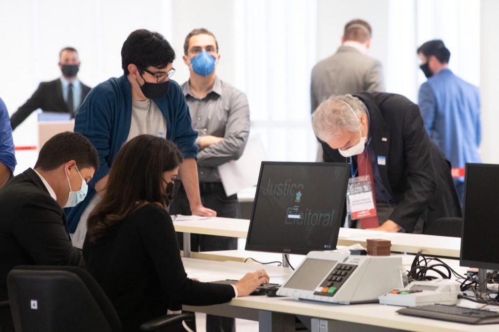TSE abre teste de urnas para hackers. Ao todo, 26 investigadores se reunirão no TSE para aplicar 29 planos de ataque às urnas que serão usados nas Eleições Gerais de 2022.