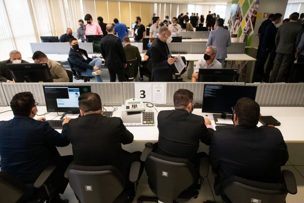 TSE abre teste de urnas para hackers. Ao todo, 26 investigadores se reunirão no TSE para aplicar 29 planos de ataque às urnas que serão usados nas Eleições Gerais de 2022.