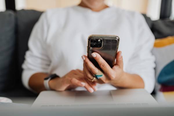Mulher envia celular para consertar e tem fotos íntimas vazadas