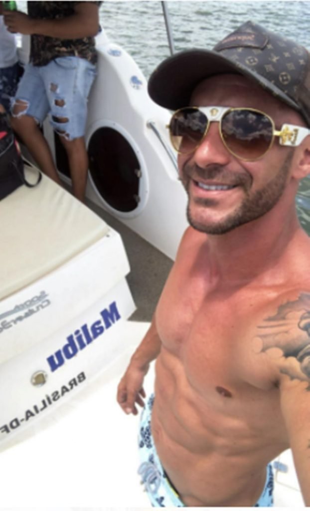 Lancha no lago Paranoá