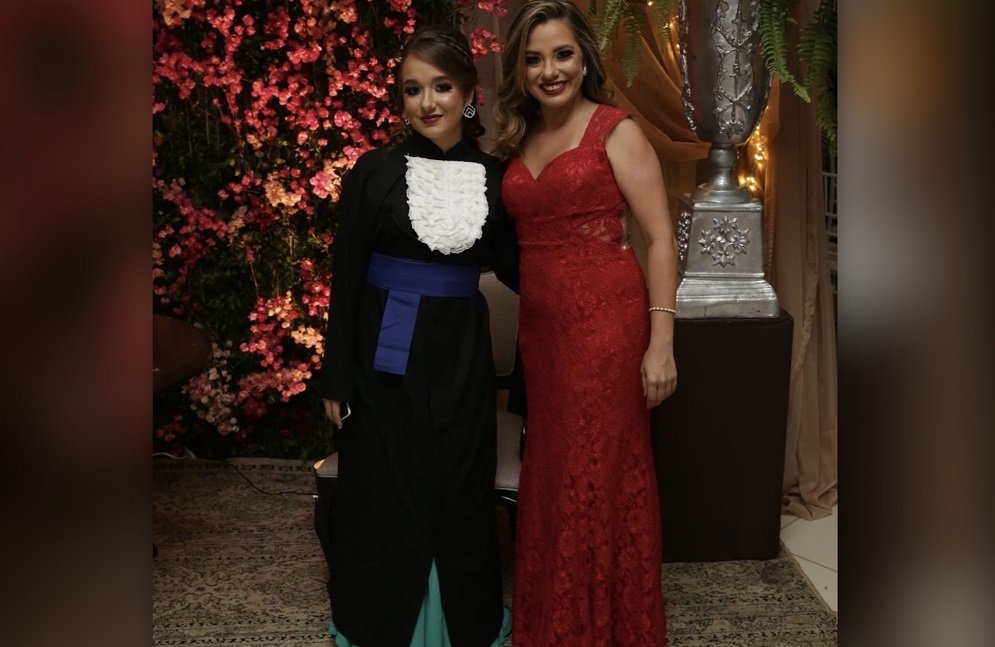 Isabele Vicentini na formatura da filha, Marina, que se formou em fisioterapia em 2020