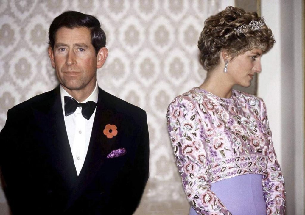 Fotografia colorida de casal em tapete vermelho
