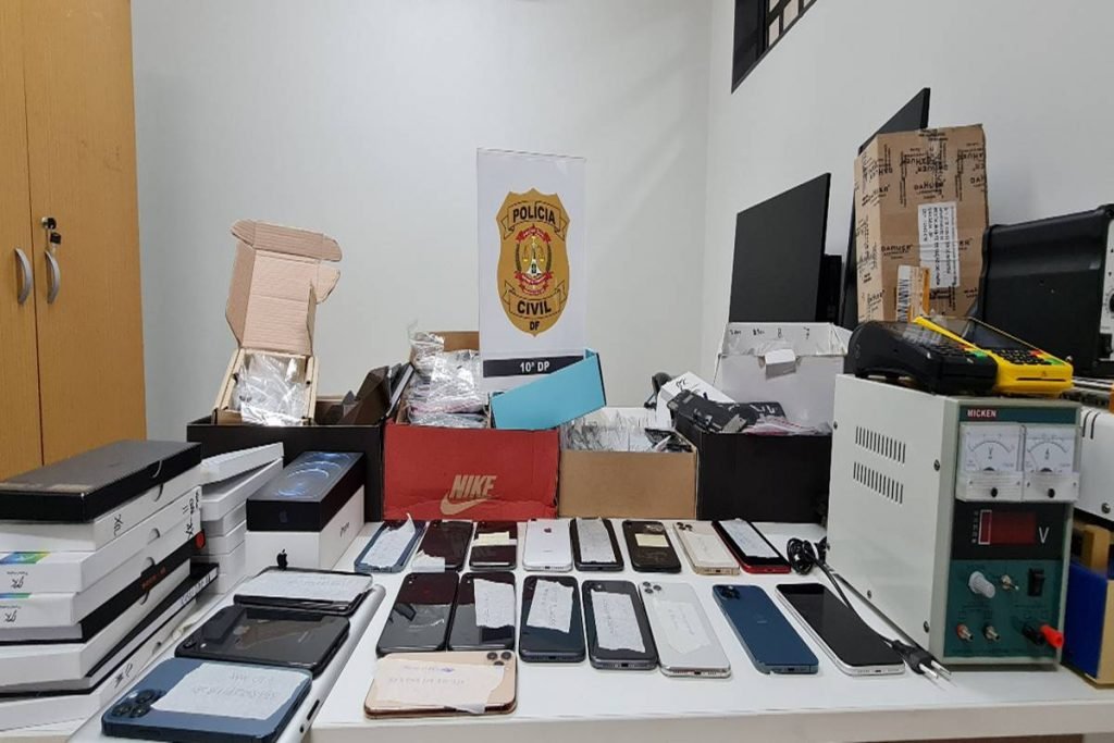 Celulares em cima de mesa