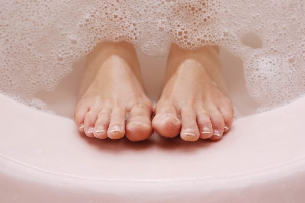 pés na banheira