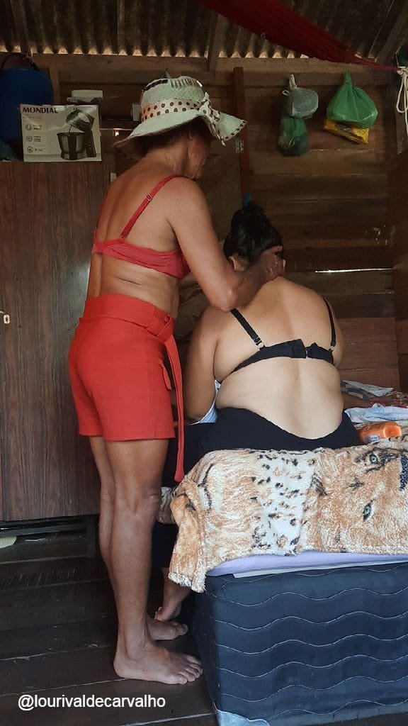 Jade atendendo uma mulher da comunidade