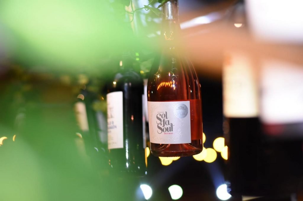Na foto, vinhos pendurados em um varal