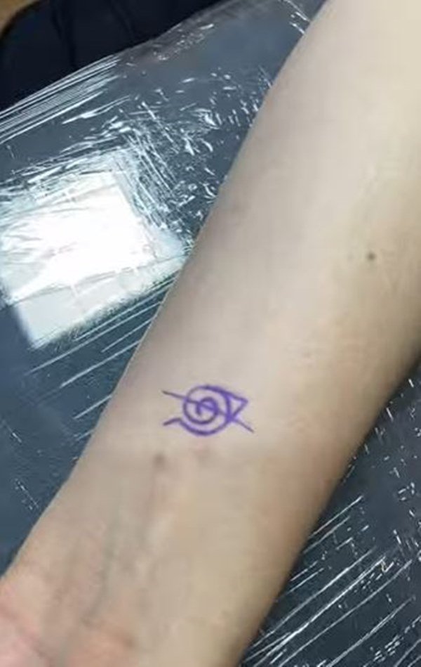 Otaku: filho 04 de Bolsonaro, Jair Renan tatua símbolo de Naruto. Veja