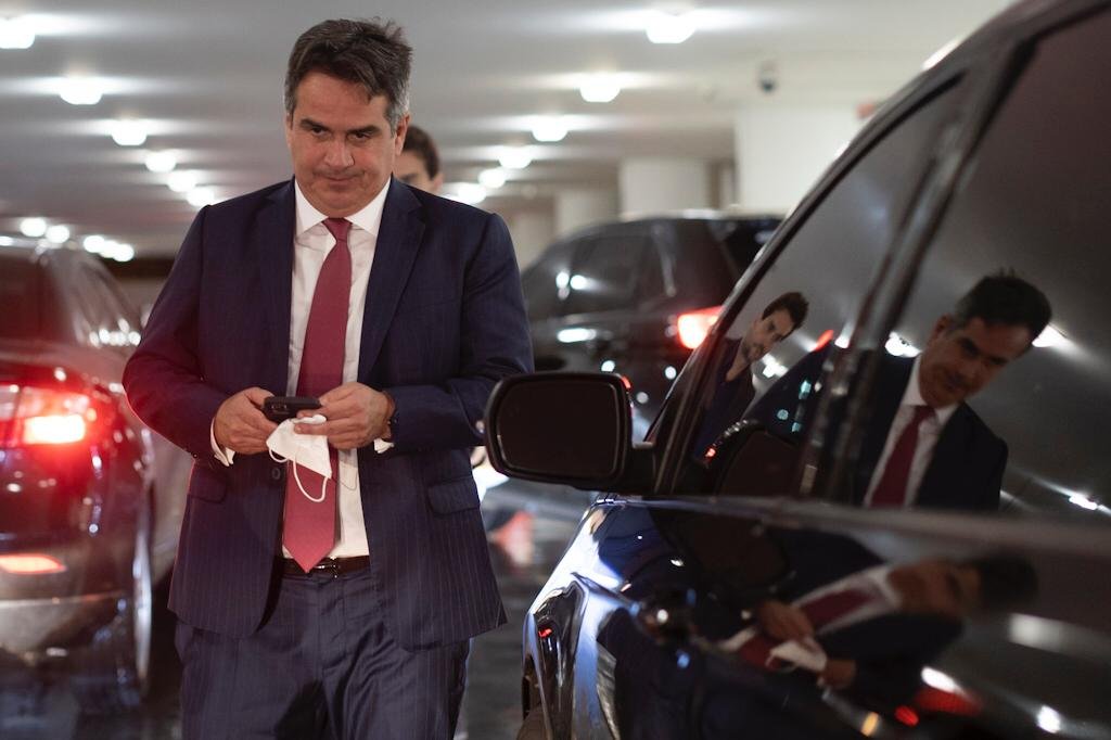 Ministro Ciro Nogueira e deputado Hugo Mota, saem da Camara dos Deputados após reunião com o presidente da casa