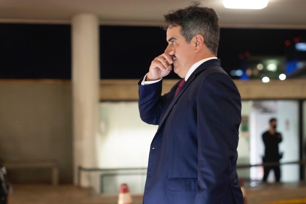 Ministro Ciro Nogueira e deputado Hugo Mota, saem da Camara dos Deputados após reunião com o presidente da casa