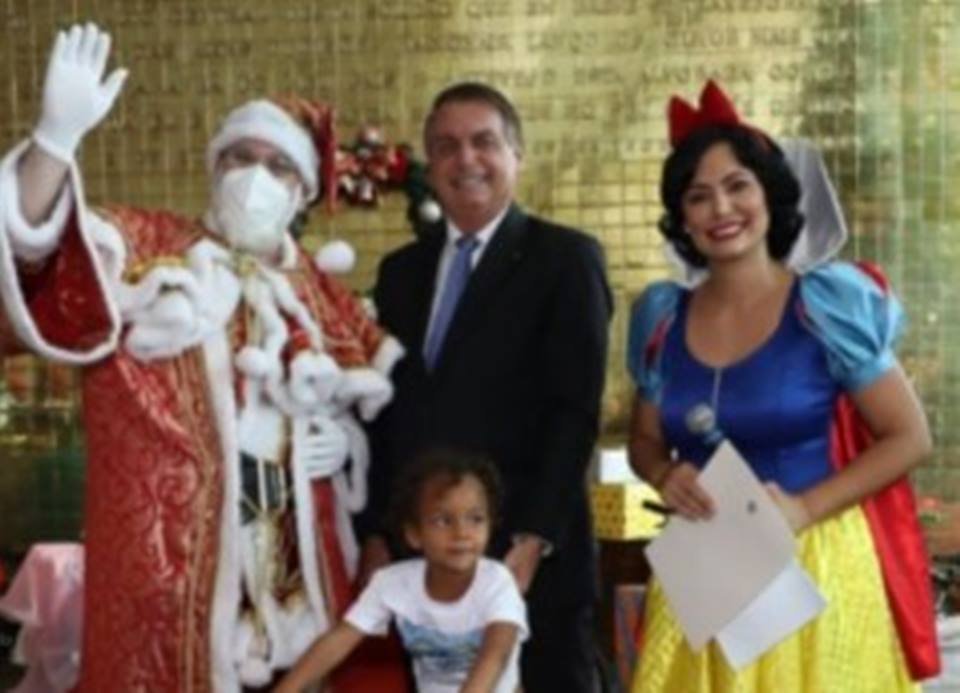 Michelle Bolsonaro promove Natal Solidário vestida de Branca de Neve |  Metrópoles