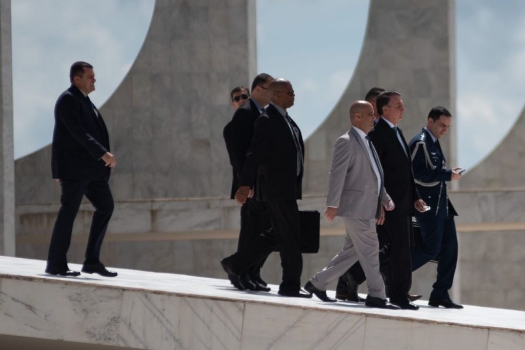 Bolsonaro recebe medalha na Câmara
