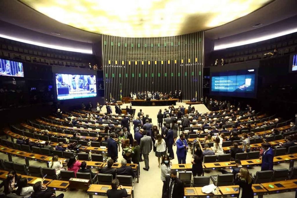 Bolsonaro recebe medalha na Câmara