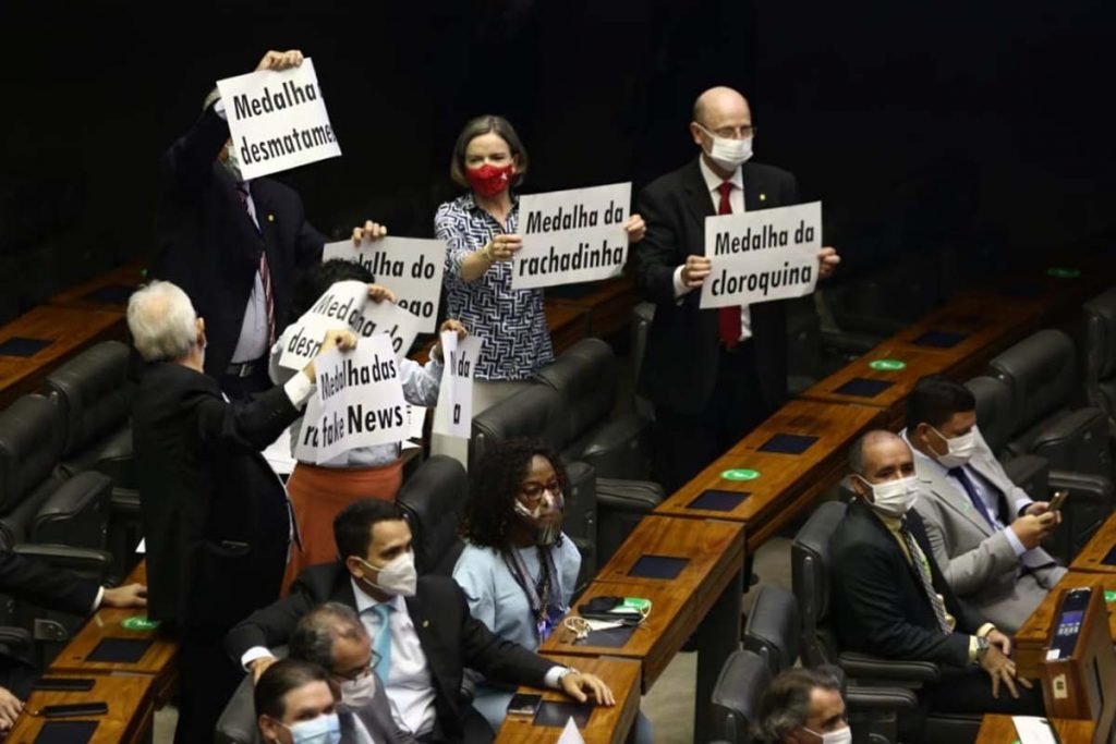 Bolsonaro recebe medalha na Câmara