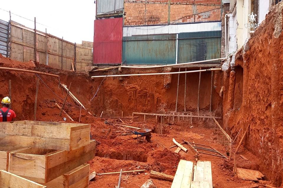 Madeiras e terra em obra