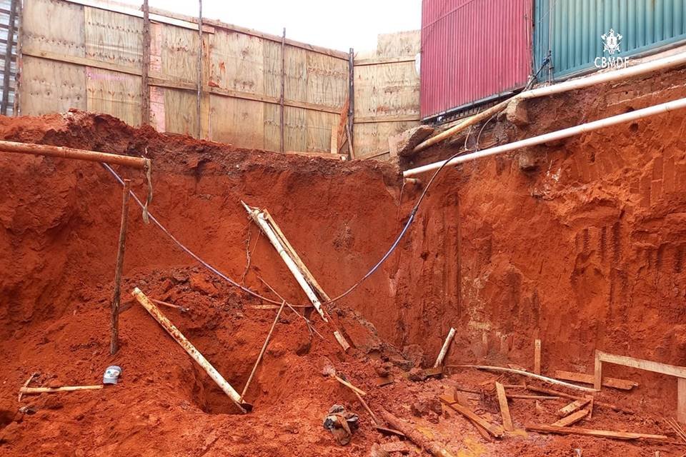 Madeiras e terra em obra com desabamento