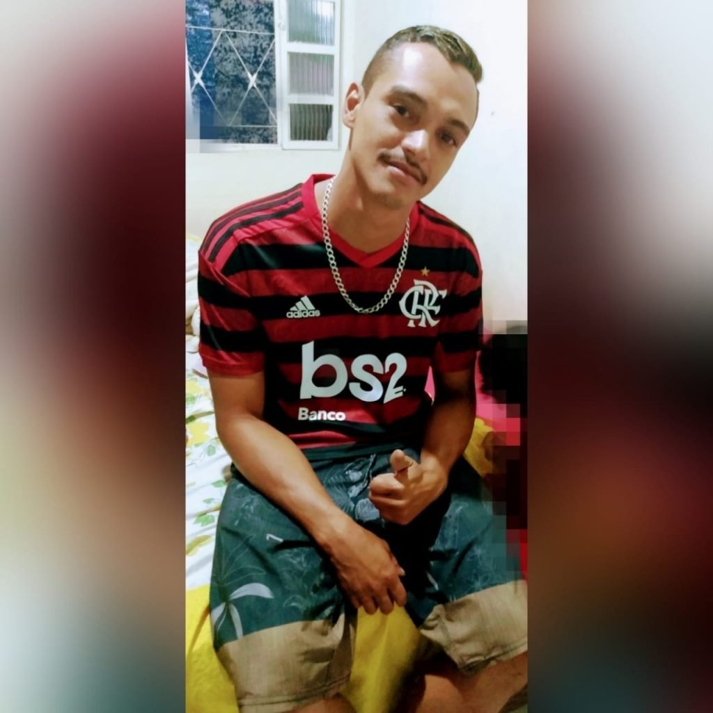 Luiz Alberto, de camisa do flamengo e bermuda