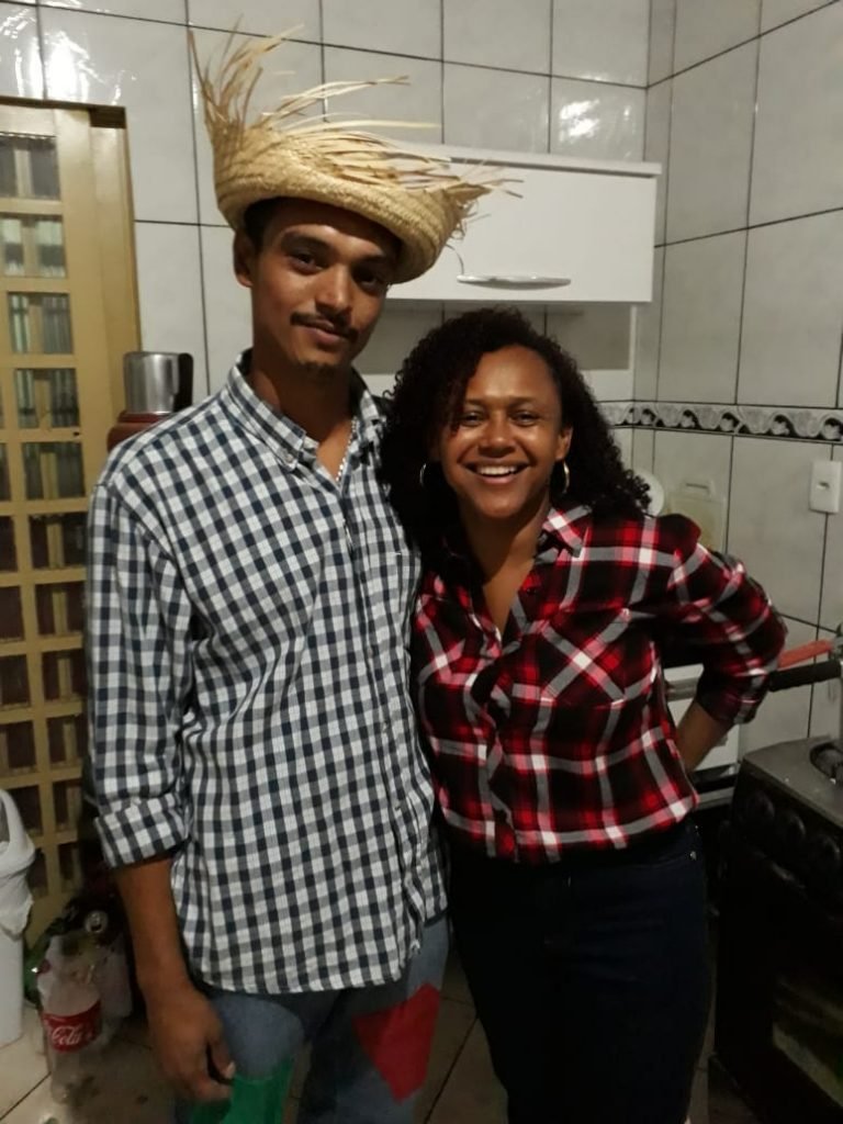 Luiz Alberto e a mãe, com roupas de festa junina