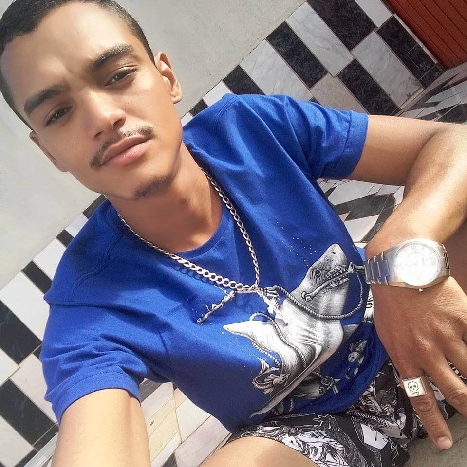Selfie de Luiz Alberto usando camiseta azul e bermuda