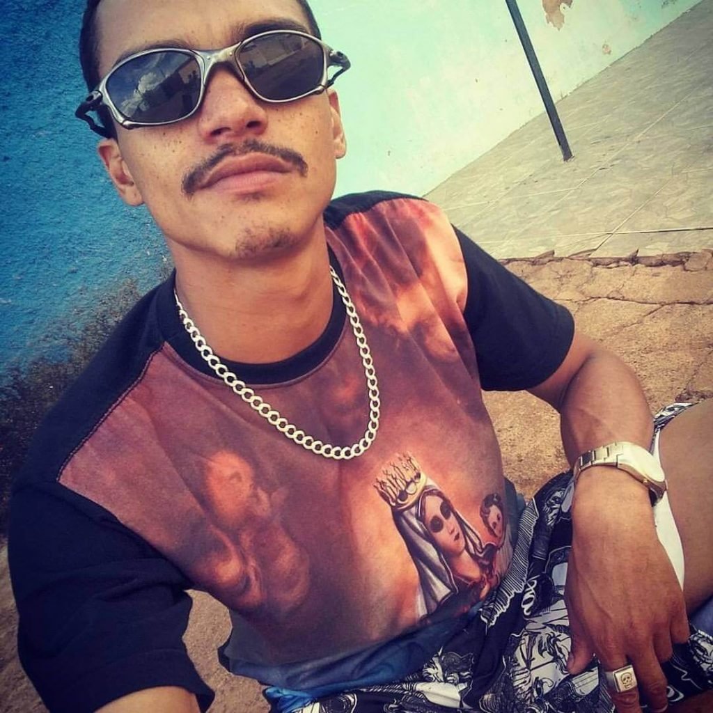 Luiz Alberto posando para selfie de óculos escuros