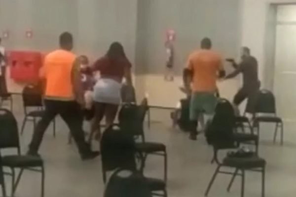 Homem saca arma em briga durante vacinação no Ceará