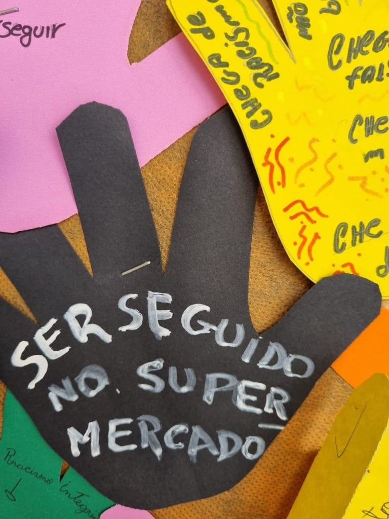 Papel preto em formato de mão